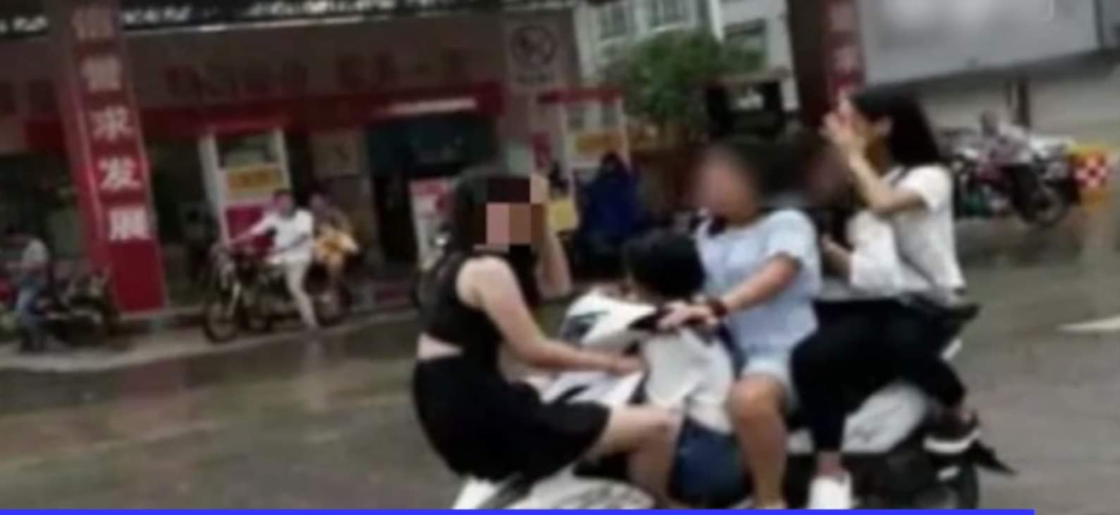 स्कूटी पर सवार 5 लड़कियां