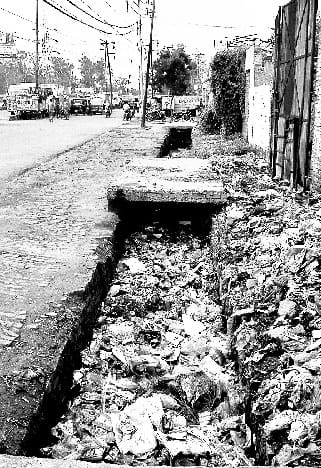 Polls open in the rain to clean the drain