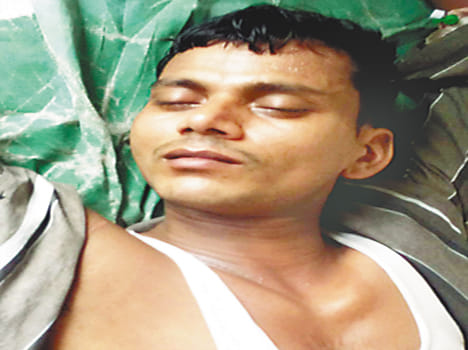 Jhrkhuranon to the young soldier looted cash-Mobile