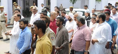Kejriwal, Manish Sisodia's house was at the meeting decided to surrender