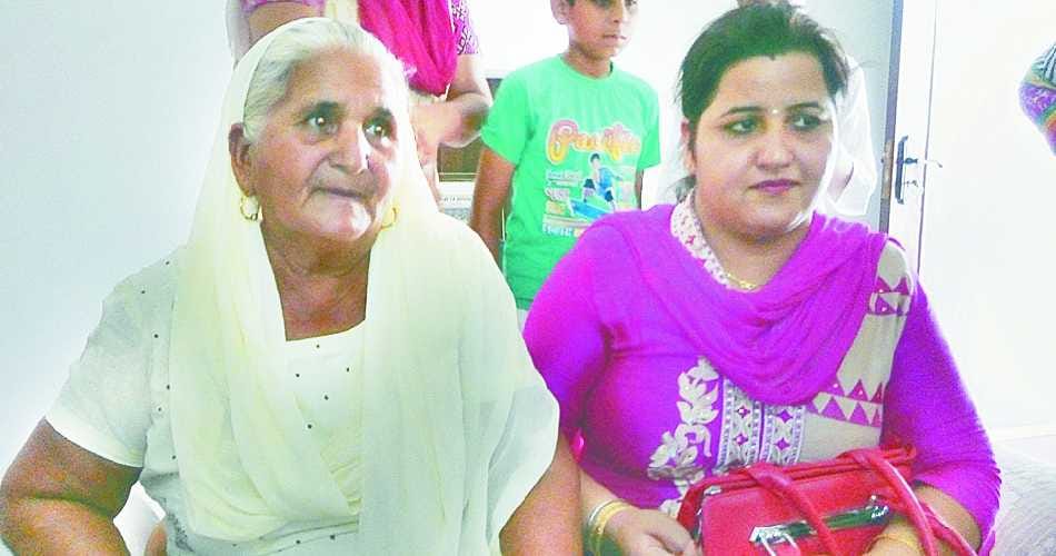 purse loot, purse snetching, attack on robber, brave women fight with snetcher, grab snetcher