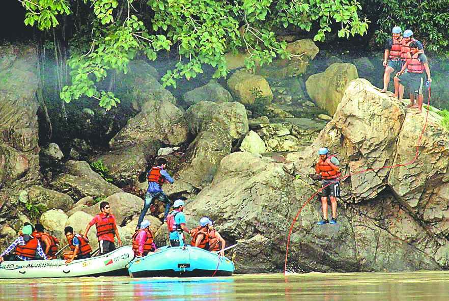 Operator rafts are playing with the lives of tourists