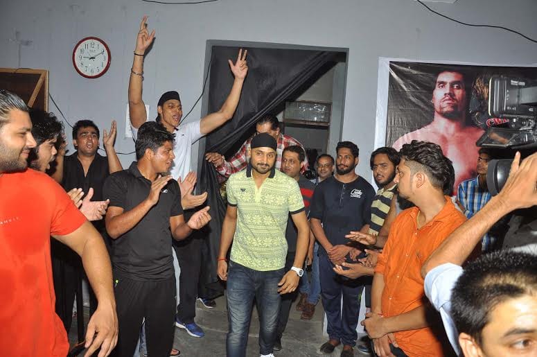 harbhajan singh, harbhajan singh fight with khali student, the great khali 