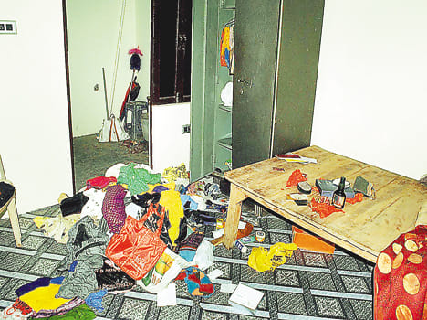 theif took away goods form vireless oprater house