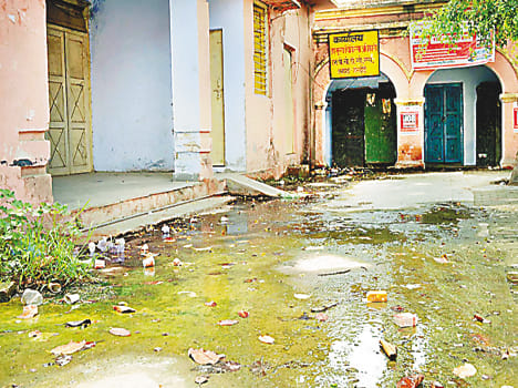 Fears of infection from dirt in the district hospital