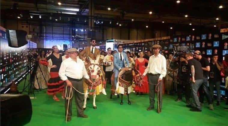 Shahid kapoor and Farhan Akhtar hit the green carpet on donkeys
