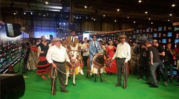 Shahid kapoor and Farhan Akhtar hit the green carpet on donkeys