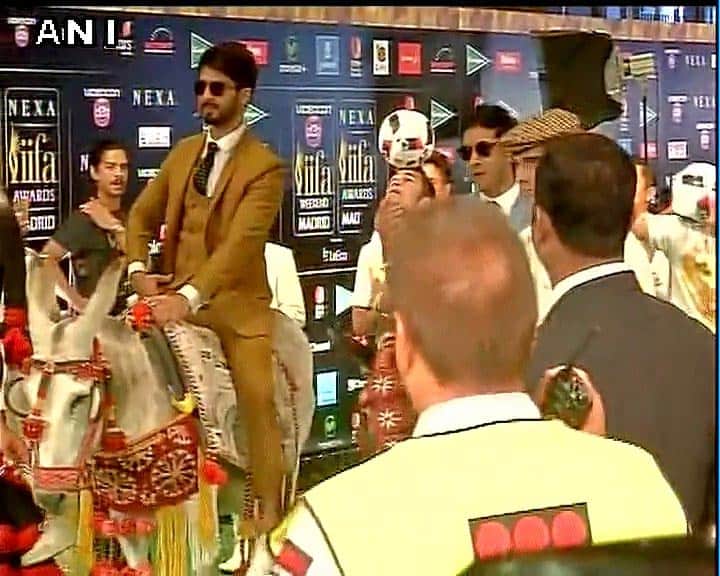 Shahid kapoor and Farhan Akhtar hit the green carpet on donkeys