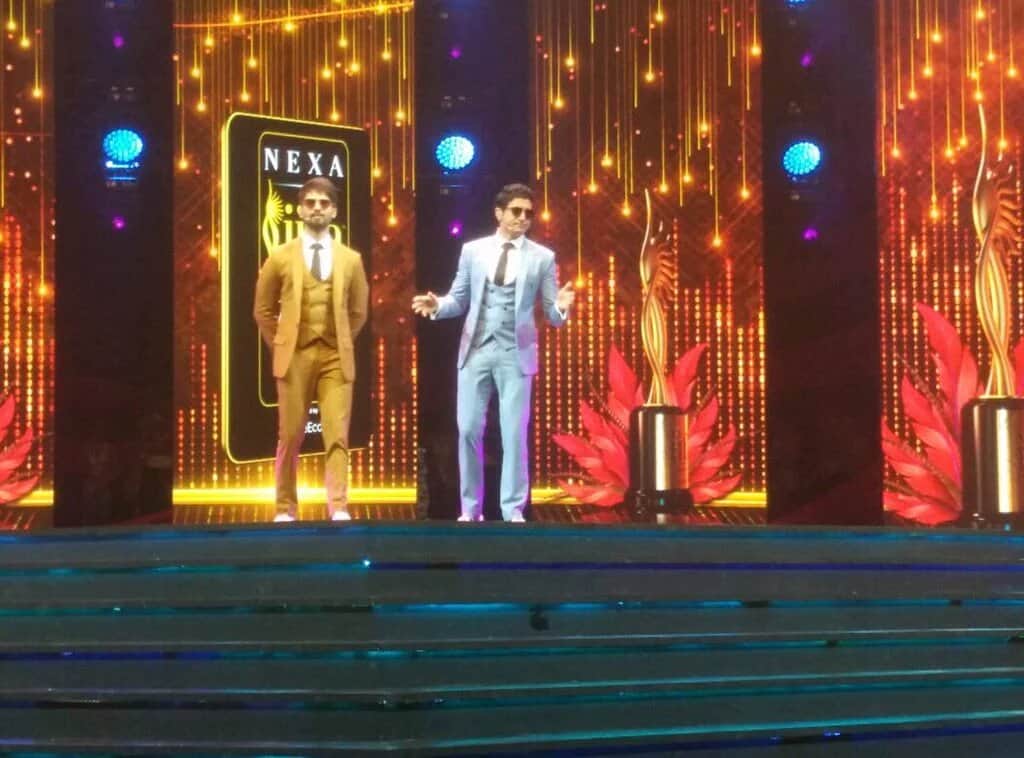 Shahid kapoor and Farhan Akhtar hit the green carpet on donkeys