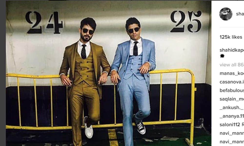 Shahid kapoor and Farhan Akhtar hit the green carpet on donkeys