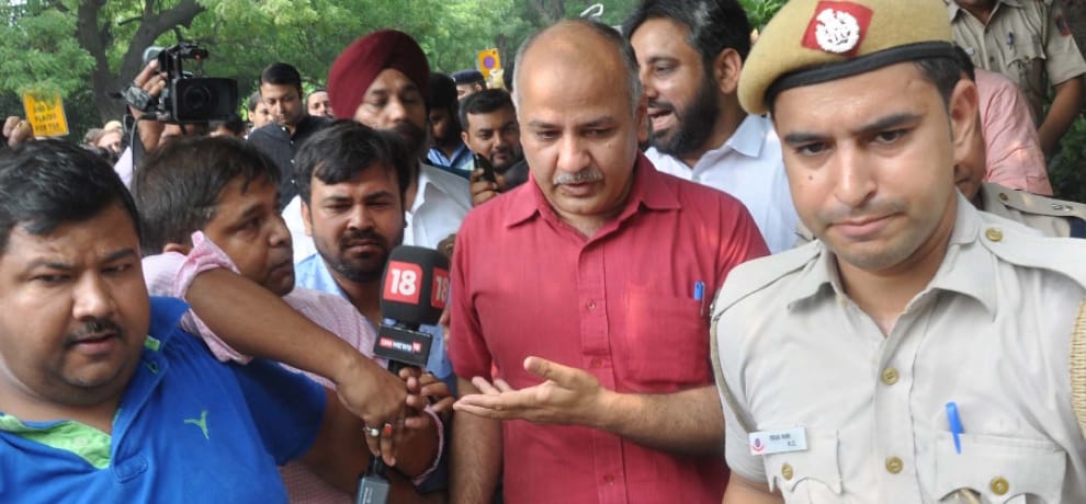 Kejriwal, Manish Sisodia's house was at the meeting decided to surrender