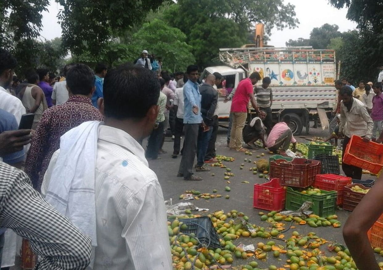 Pickup turned turtle, seven injured  