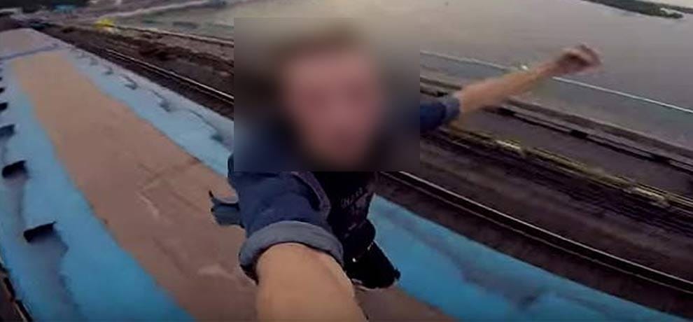 accident during taking selfies on train