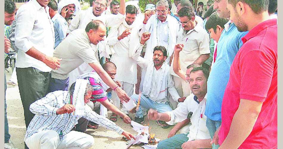 aggitation in sirsa, aggitaion against govt. aggitation by electricians, burned esma copy