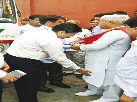 Executive Officer of the foot touches the SP district president