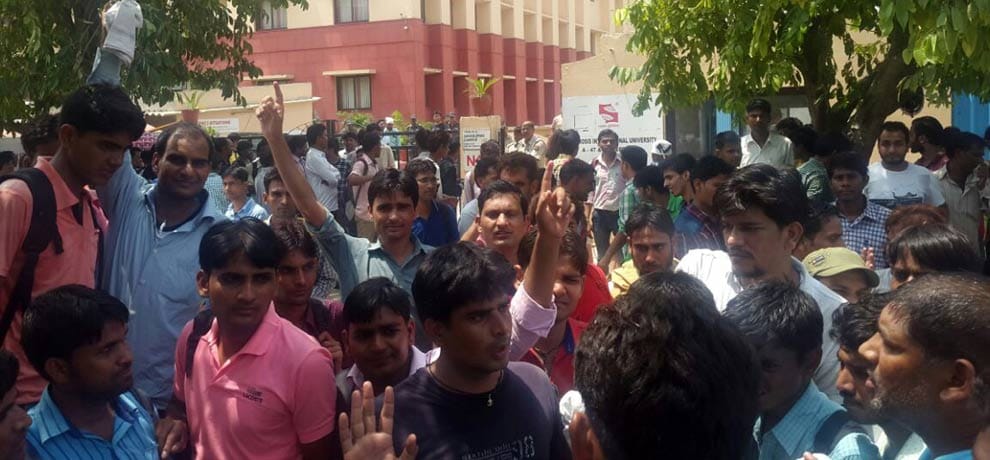 Paramedical staff recruitment case: students fiercely commotion, Guardsmen to fire in the air
