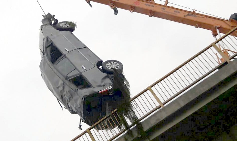 Uncontrolled car falls into gorge, killing the driver, four injured