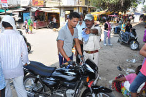  Wearing the helmet 's safety and must respect