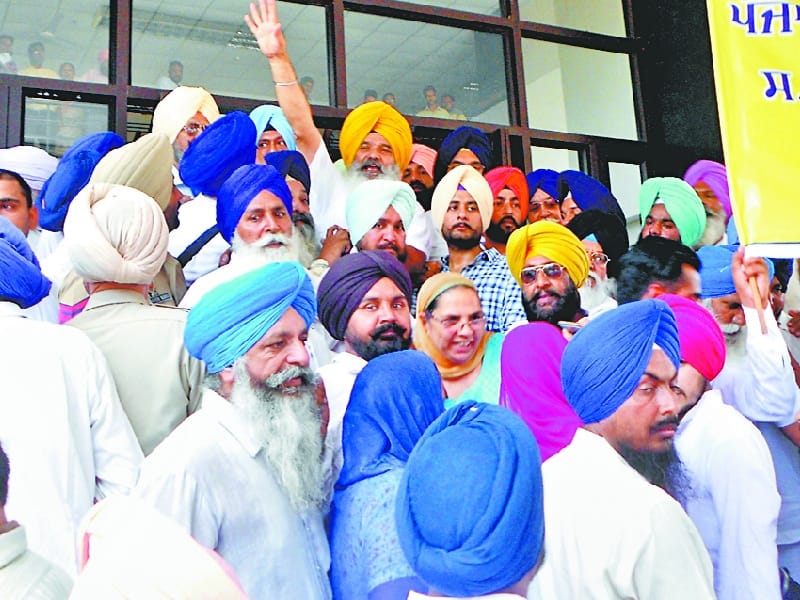 protest, protest in dc office in barnala, barnala dc office