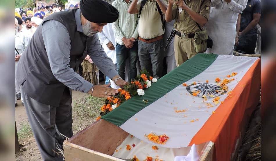pampore terror attack: funeral of shaheed CRPF hawaldar in ropar