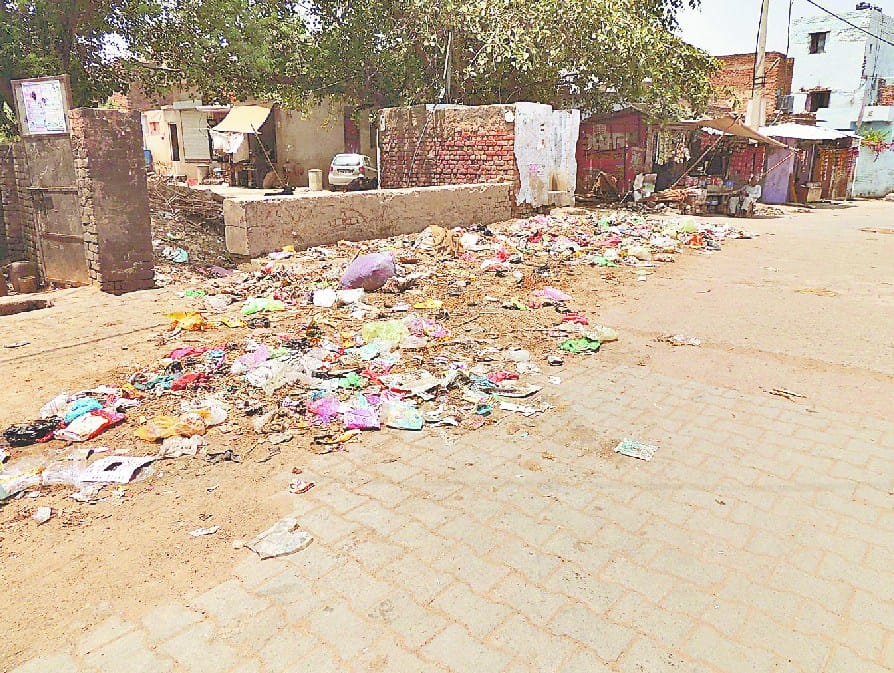 200 workers, on duty only 100, in narnaul, brooming 