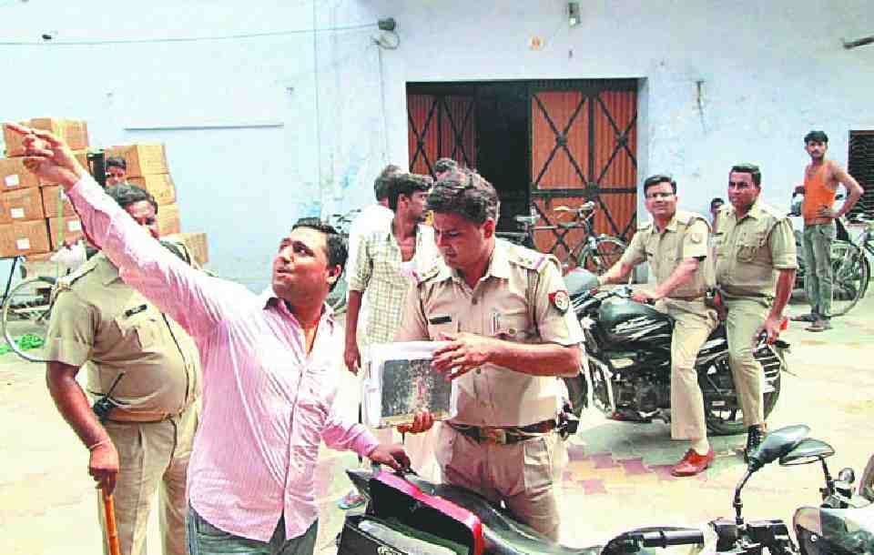 IG looting in broad daylight from a relative of businessman