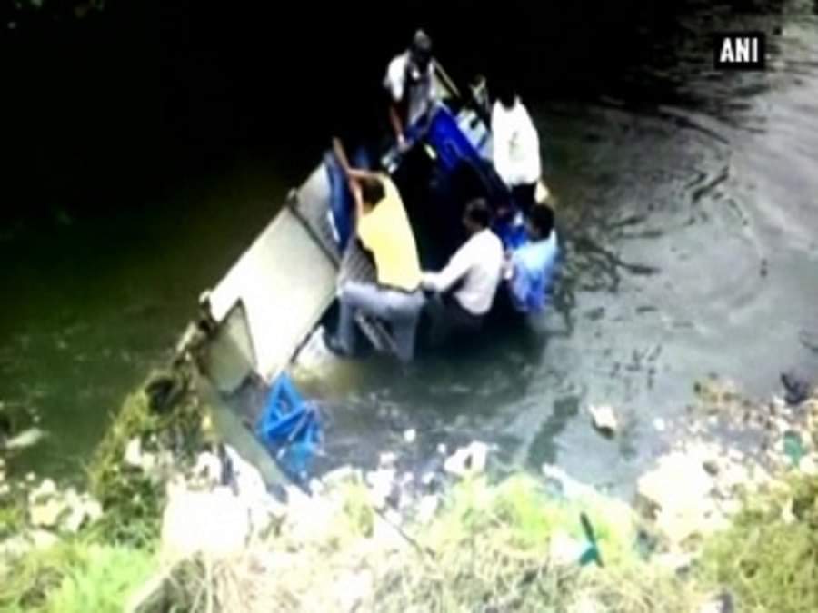 नाले में गिरे मेयर