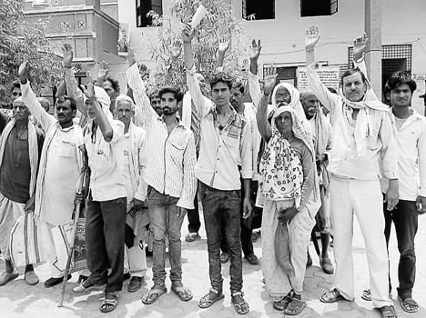 Demonstrate the fierce villagers ration cuts