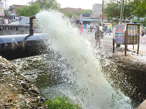 Testing the second time in eight place torn pipelines