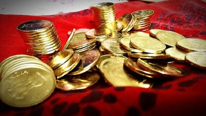 A treasure hunter found 3 tons of sunken gold — and can't leave jail until he says where it is