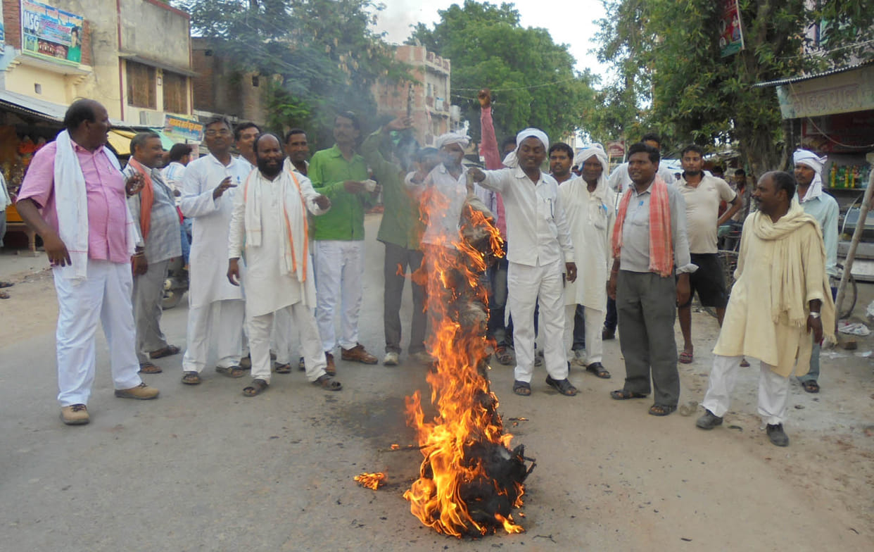 To burn the effigy 
