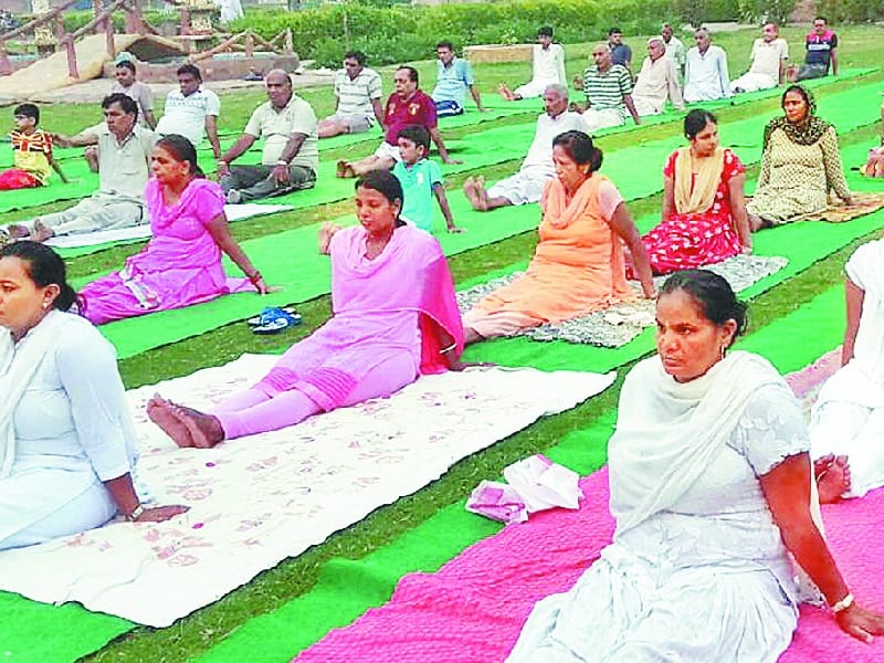 yoga day, yog in park, gannaur