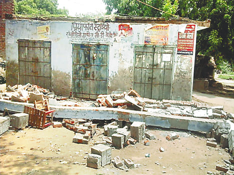 Shops balcony collapses, three injured