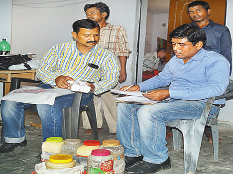 Arrested two people carrying fake ghee