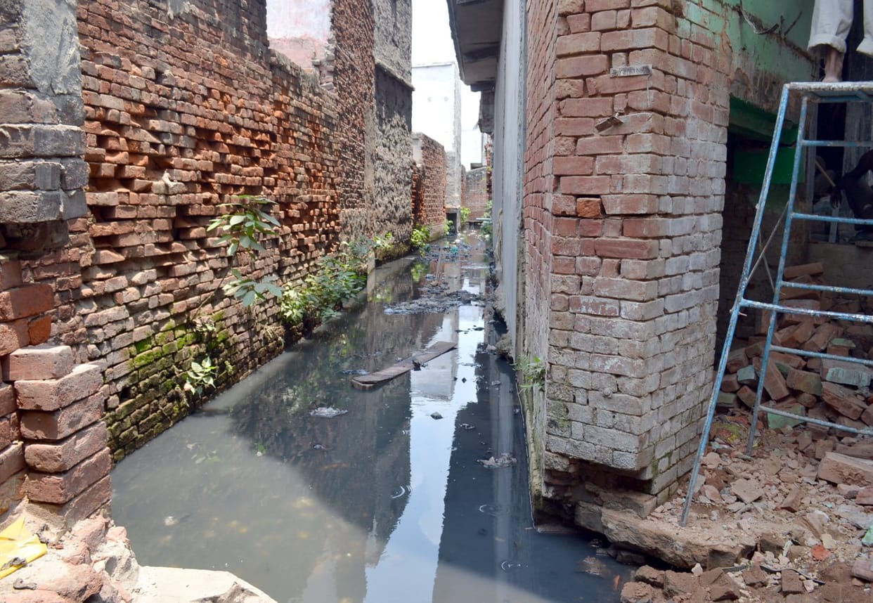 Houses made drains Out how rainwater