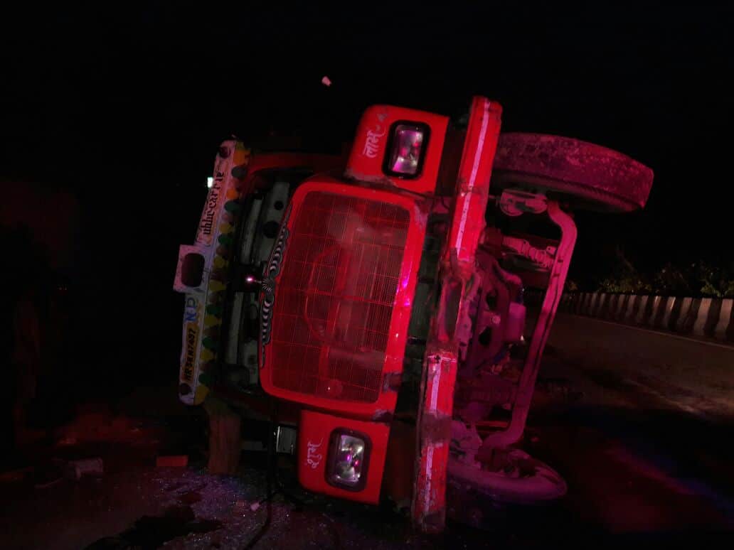 accident of truck in gautam budh nagar noida in tuesday morning