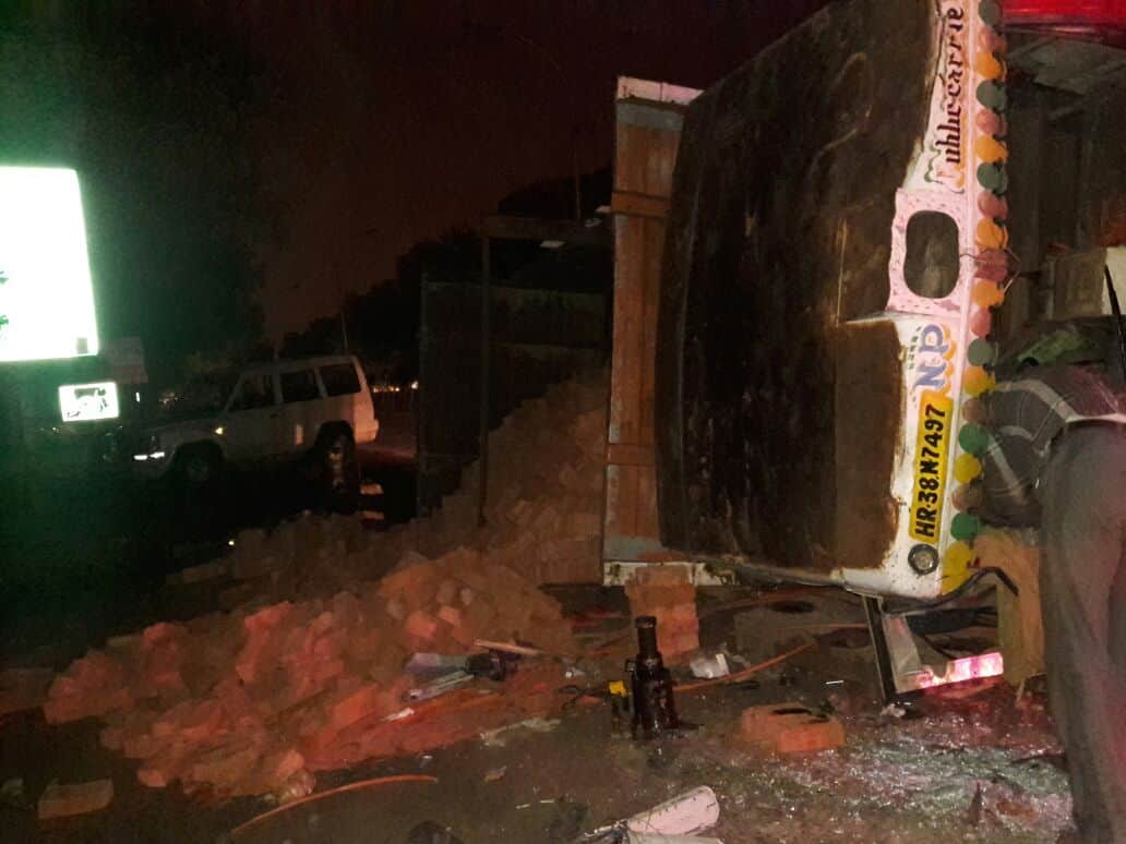 accident of truck in gautam budh nagar noida in tuesday morning