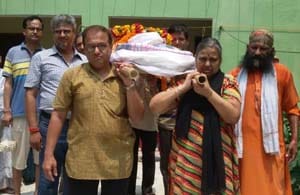  Daughter gives Kandha to mother's body