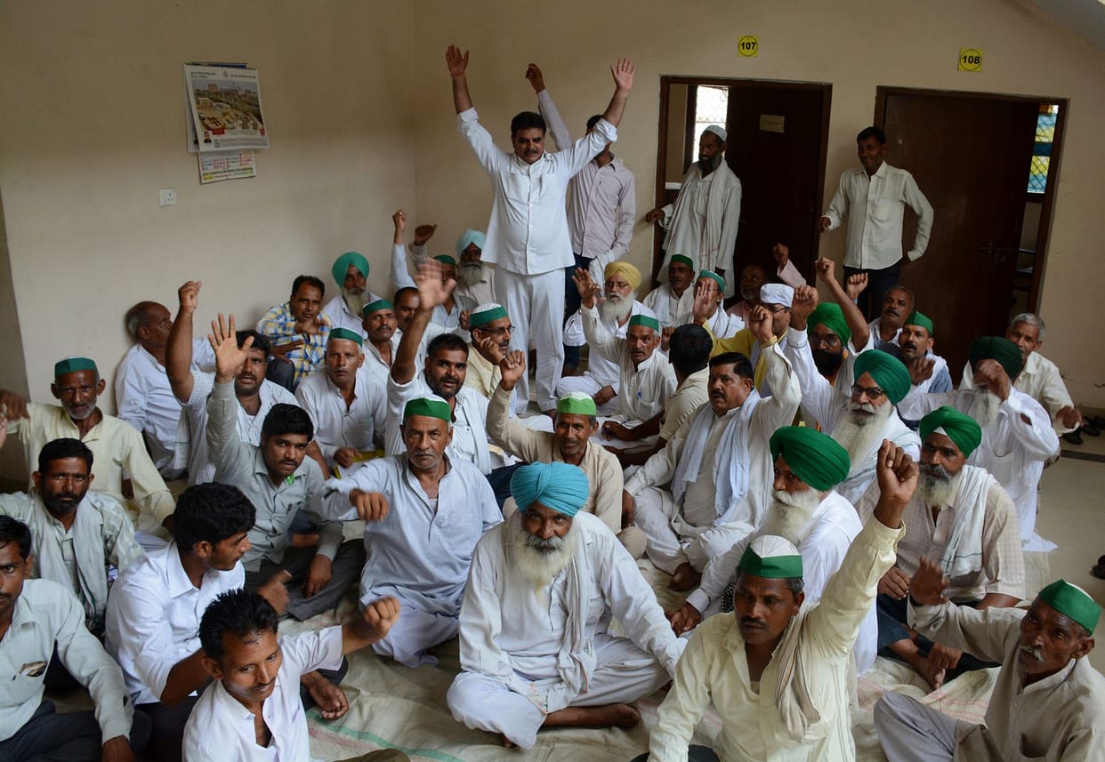 Farmers demonstrate at dm office