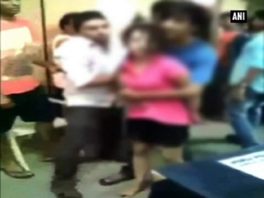 थाने में लड़की का हंगामा