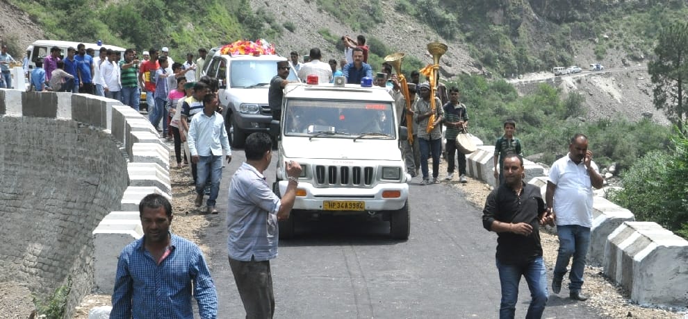 Dispute over kullu road innaugrated by CM Virbhadra singh.