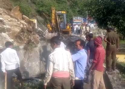 National highway blocked after landslide in Nandprayag