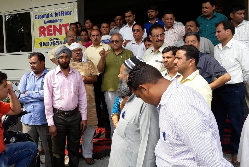 mal harbans kapoor protest for road
