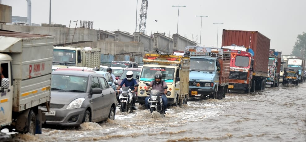 First, people do not speak ill of the condition was rain Third Class City