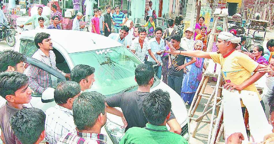 water problem, road jam for water, aggitation in sirsa, patel basti people is angry, sirsa