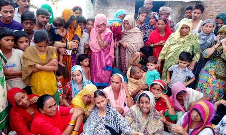 moosalaadhaar baarish, giree deevaar, dabane se vyaapaaree kee maut