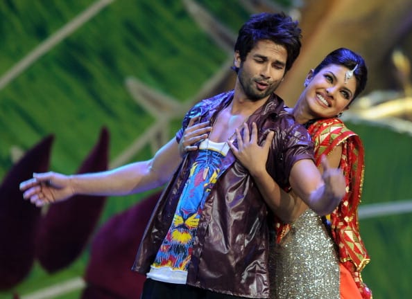 shahid kapoor hugged priyanka chopra
