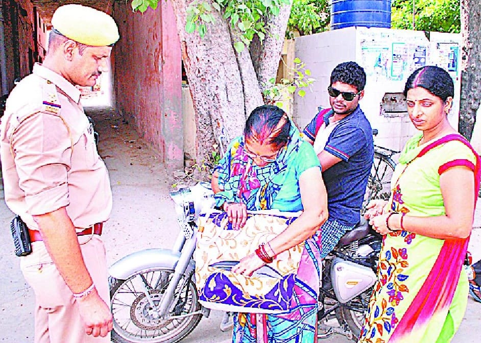 Miscreants looted jewelery and cash