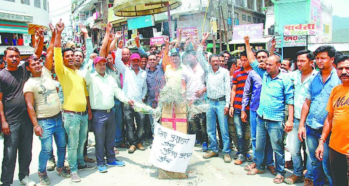 Taxi union burned effigies of police
