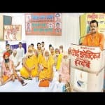 शिवसेना जिला इकाई के  तत्वावधान में कलेक्ट्रेट परिसर में धरना प्रदर्शन में बोलते पदाधिकारी व अन्य। 